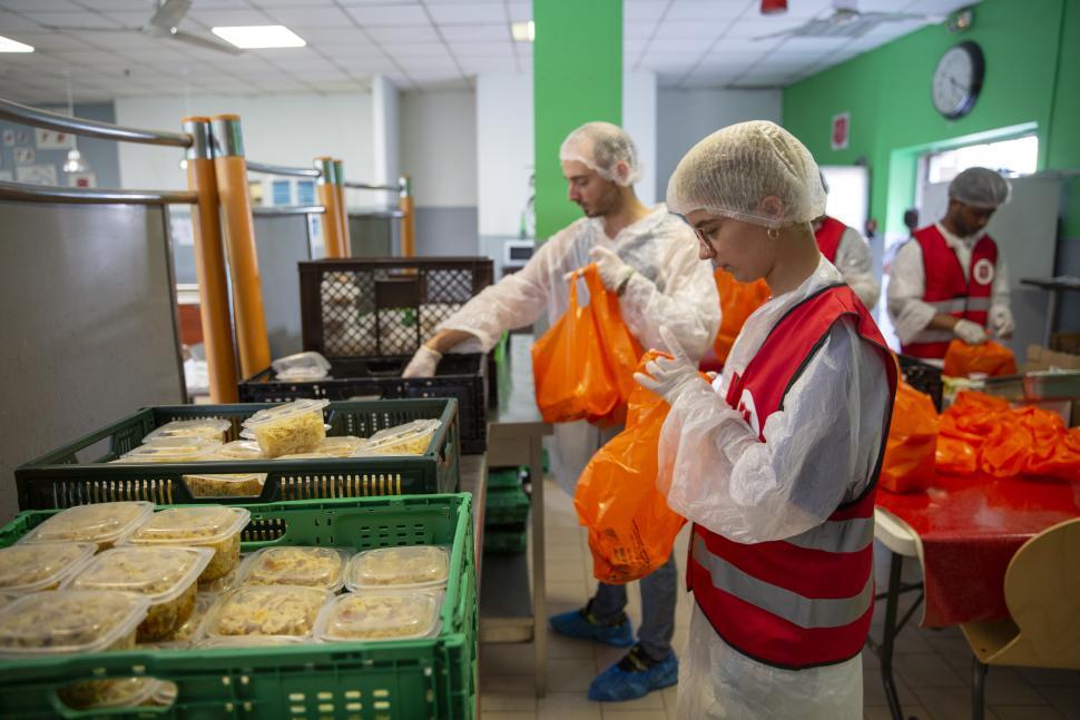 Preparation des Paniers repas pour les famille ukrainiennes acceuillies à Marseille. A Marseille, près de 550 repas distribués quotidiennement tout au long de l’été