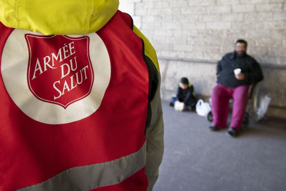 Une maraude avec un triporteur pour apporter une aide alimentaire aux personnes sans abris. Nice. Corinne SIMON. Contraindre les personnes sans-abri, victimes d’un accident de la vie ou précarisées par la crise du logement à choisir entre la rue et la prison