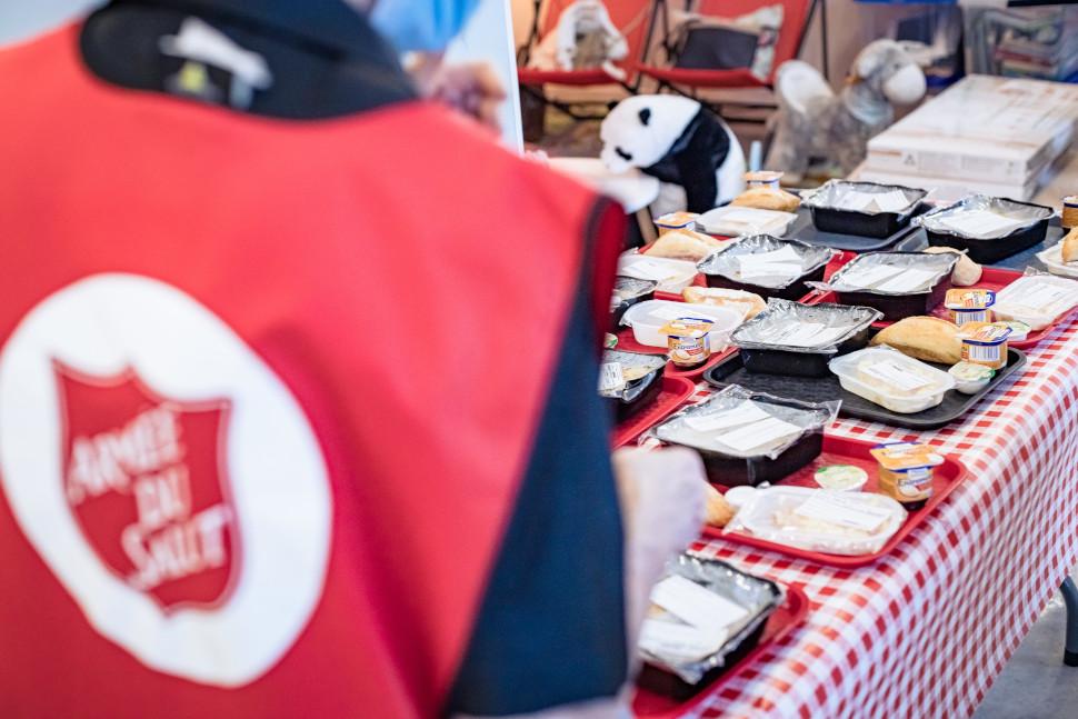 Distribution alimentaire à Barbès