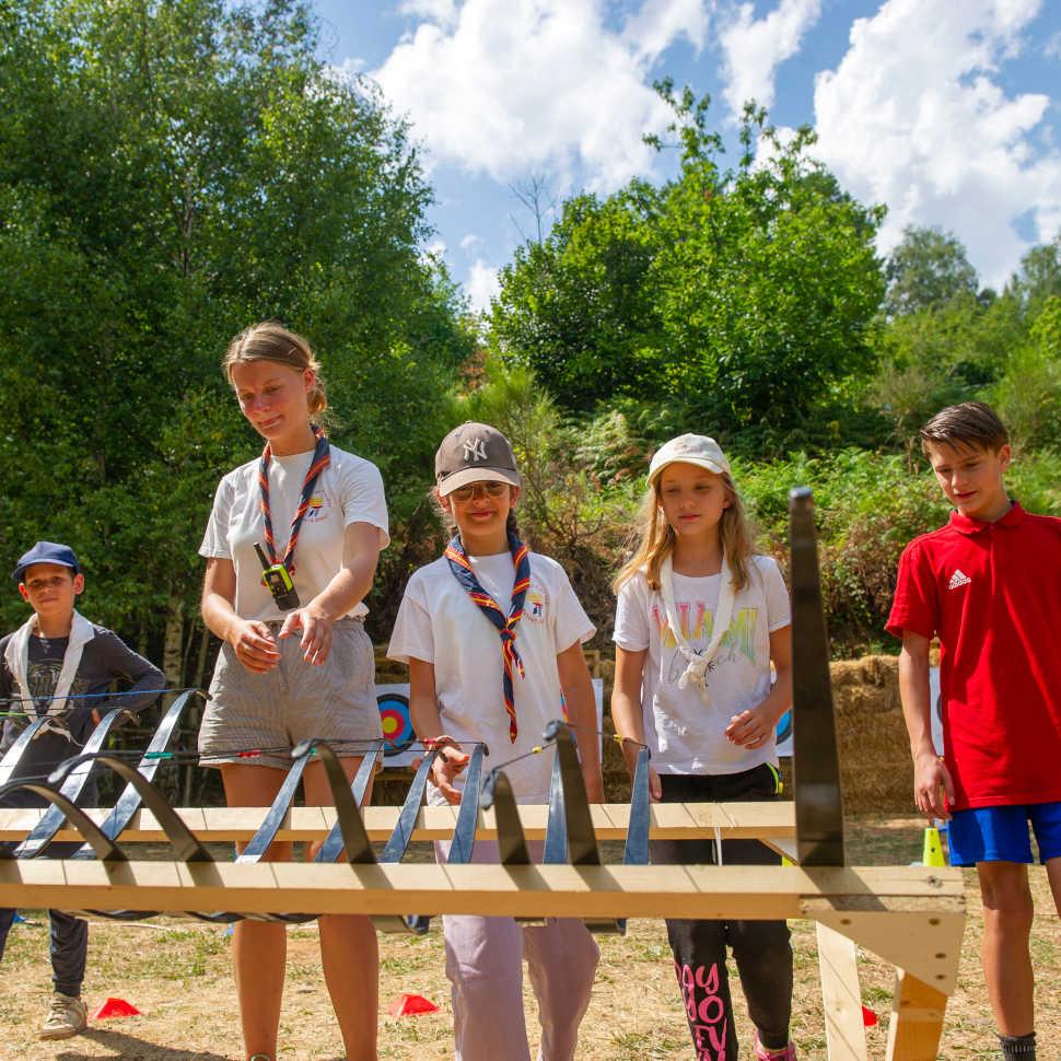 Service jeunesse de l'Armée du Salut Jeunes qui tirent à l'arc