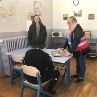 Des salariées de la Fondation de l'Armée du Salut du Havre servent un café à un sans-abri pendant la tempête Ciaran