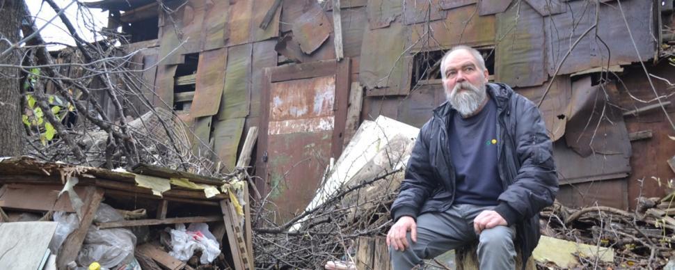 La maisons de Yuri a été bombardée à plusieurs reprises.