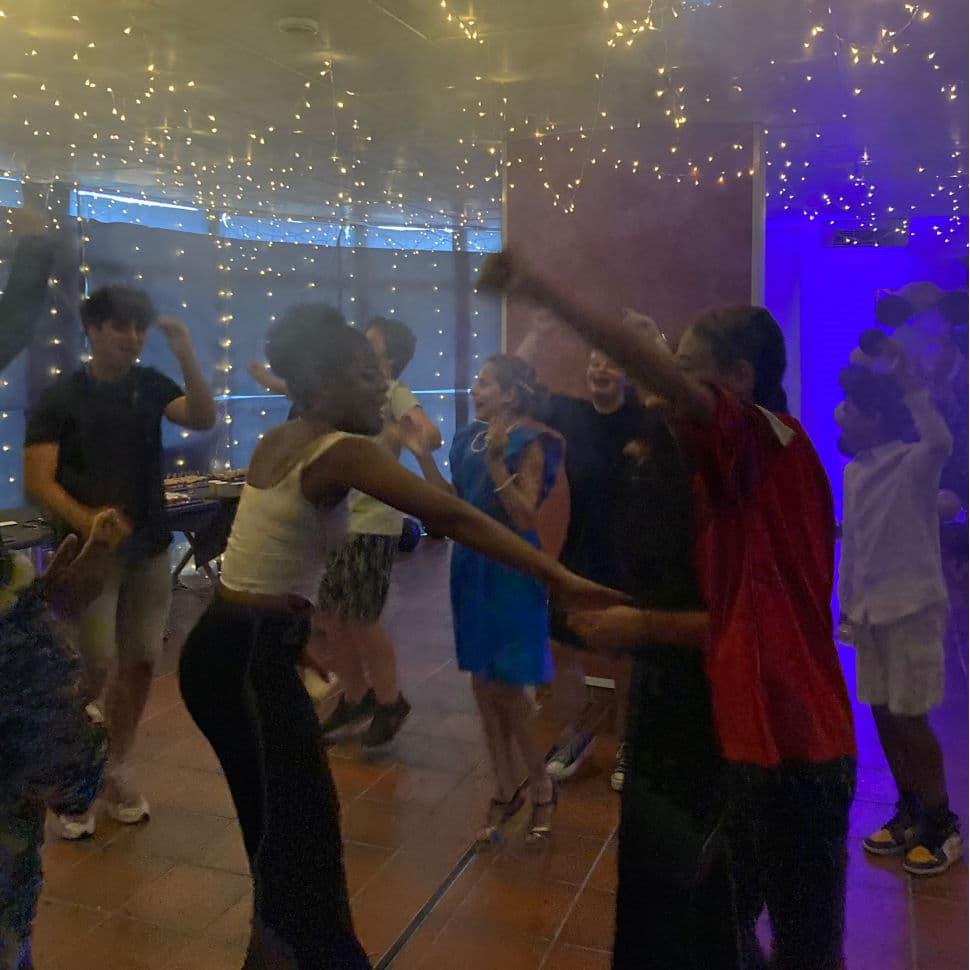 Les jeunes de la Villa Blanche Peyron de Nîme dansent lors du bal de fin d'année Les jeunes de la Villa Blanche Peyron de Nîme dansent lors du bal de fin d'année