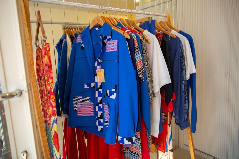 Des vêtements réalisés par l'atelier d'insertion de la Cité de Refuse vendus dans la boutique éphèmère No Mad