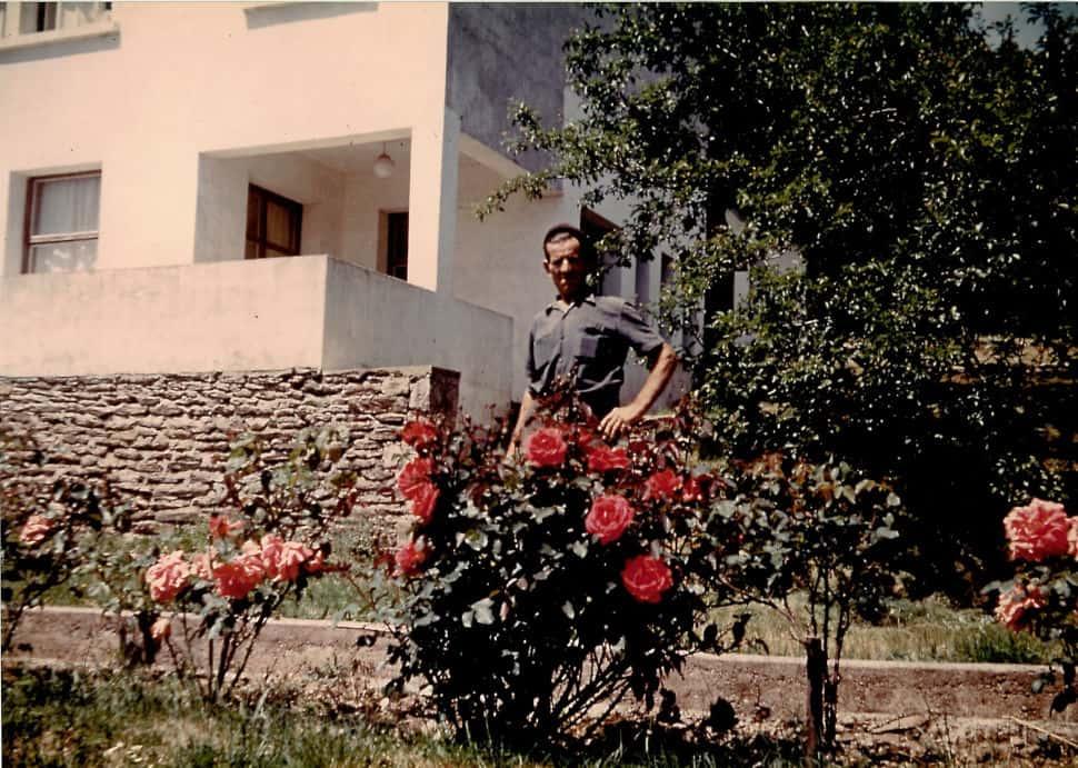 Monsieur Pierre devant sa maison à Chausse en 1966 Monsieur Pierre devant sa maison à Chausse en 1966