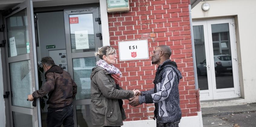 Normandie, Le Havre. Septembre 2019. Blessing, 34 ans, d'origine camerounaise. Arrivé il y a 3 ans au Havre, il a été accompagné par les équipes de l'Armée du salut. Il a obtenu un titre de séjour et travaille dans la sécurité. Il a suivi une formation en plomberie et compte en faire son métier. Après un passage en hébergement d'urgence au Phare ou il est resté 2 ans, il habite aujourd'hui un appartement en périphérie du Havre avec sa compagne.