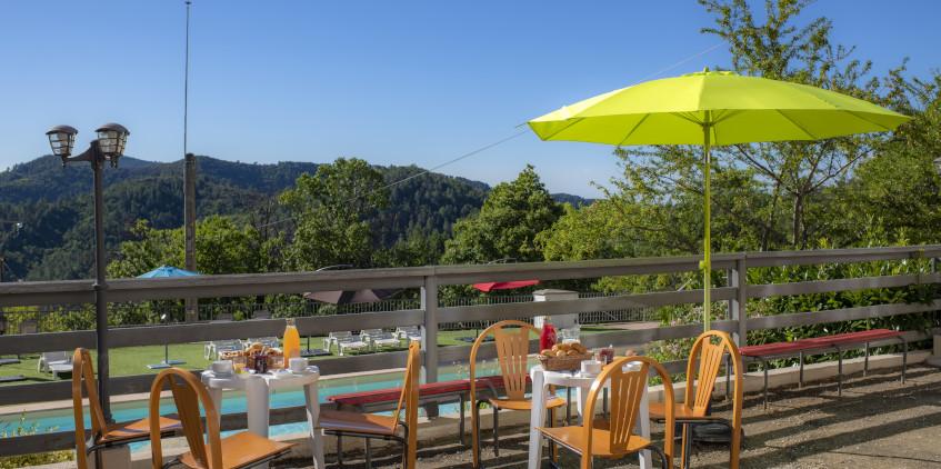 Petit déjeuner au bord de la piscine au Centre de Séjour de Chausse