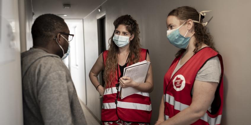 Isolés dans leur chambre, pendant le confinement, les résidents des centres d'hébergement ont reçu la visite des bénévoles