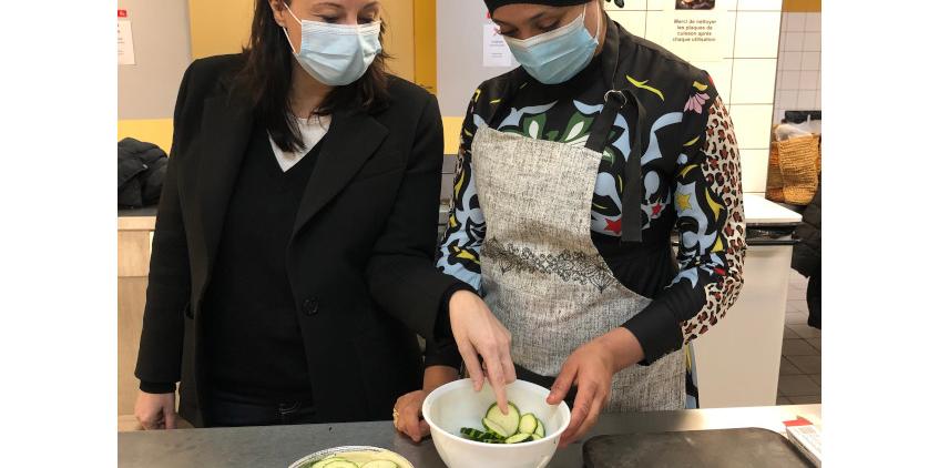 Florence Foucaut, diététicienne-nutritionniste conseille une des participantes