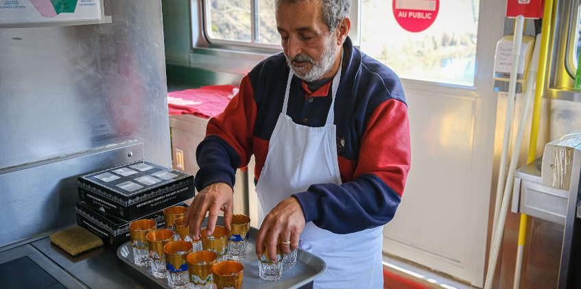 Idder, résident sur le Bateau, prépare les verres pour déguster le temps