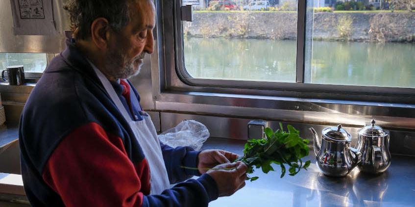 Iddir, résident sur le Bateau, vérifie l'origine de la menthe