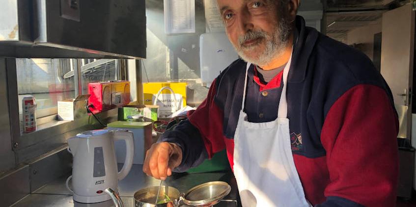 Idder, résident sur le Bateau, prépare la théière