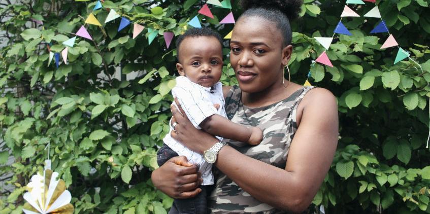 Une résidente et son enfant se prêtent au jeu du photo-booth