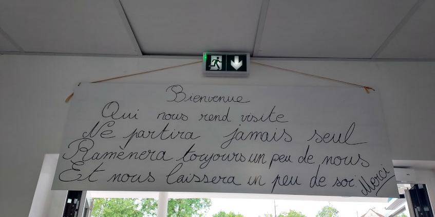 Un message d'accueil chaleureux à la fête de l'été du Grand Saule