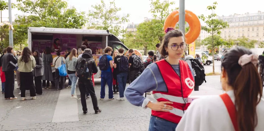 Distribution de Donuts à Paris place d'Italie