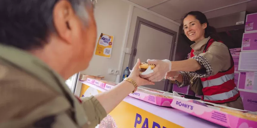 Distribution de Donuts dans notre foodtruck, place d'Italie