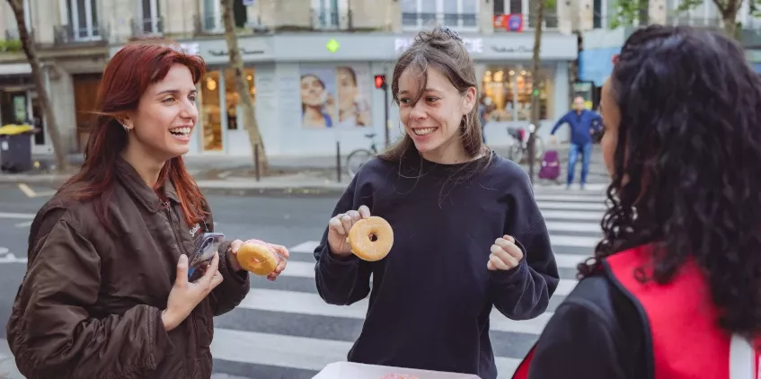Distribution de Donuts au Palais de la Femme