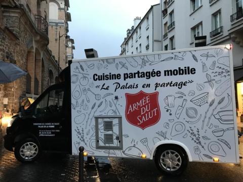 Un « camion-cuisine » dans les rues de Paris pour que les familles hébergées en hôtel préparent leurs repas