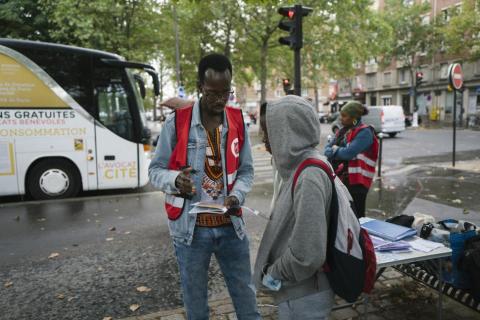 Une action de l'Armée du Salut envers les SDF dans les rues de Paris