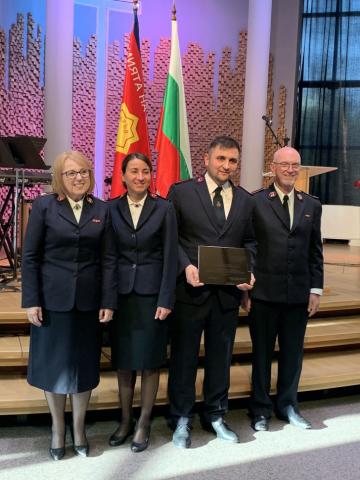  Le capitaine Eduard Lebedev reçoit un certificat commémorant le lancement officiel de l'armée en Bulgarie.
