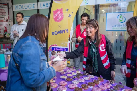 Distribution de donuts lors du Donut Day