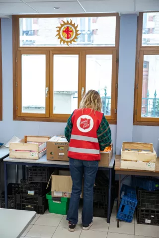 Un service civique participent à la préparation de distribution alimentaire de l'Armée du Salut