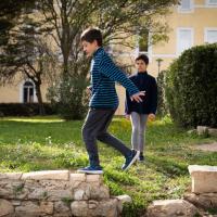 Des jeunes de l'Institut Nazareth à Montpellier jouent sur un muret