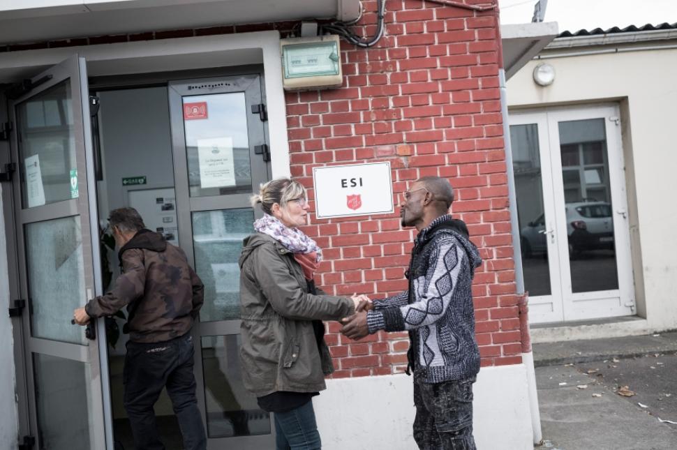 Normandie, Le Havre. Septembre 2019. Blessing, 34 ans, d'origine camerounaise. Arrivé il y a 3 ans au Havre, il a été accompagné par les équipes de l'Armée du salut. Il a obtenu un titre de séjour et travaille dans la sécurité. Il a suivi une formation en plomberie et compte en faire son métier. Après un passage en hébergement d'urgence au Phare ou il est resté 2 ans, il habite aujourd'hui un appartement en périphérie du Havre avec sa compagne.
