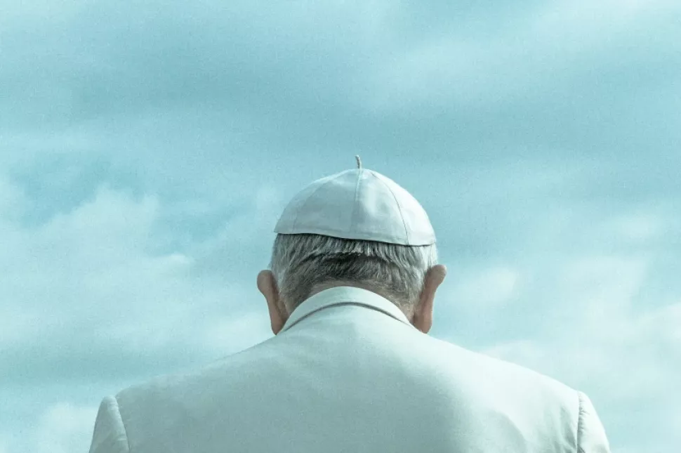 Silhouette du pape François de dos
