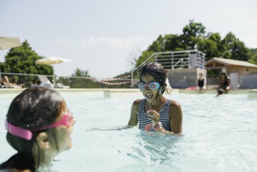 Vacances été piscine enfants familles modestes solidarité évasion exclusion logement précarité