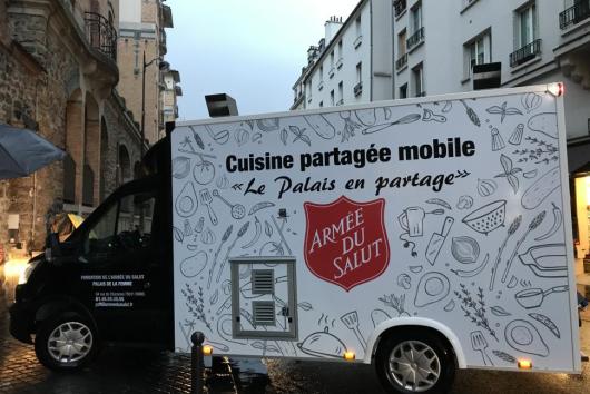 Un « camion-cuisine » dans les rues de Paris pour que les familles hébergées en hôtel préparent leurs repas