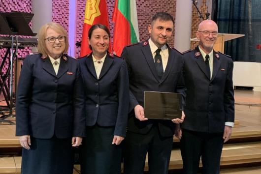  Le capitaine Eduard Lebedev reçoit un certificat commémorant le lancement officiel de l'armée en Bulgarie.