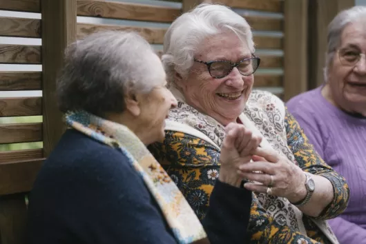 Des personnes âgées échangent entre elles lors des rencontres d'automne organisées par le Soleil d'automne, EHPAD de la Fondation de l'Armée du Salut à Tonneins