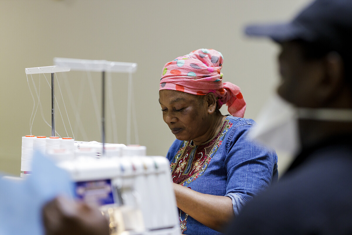 Fabrication de masques de protection au chrs du Palais du Peuple suite à un appel à projet de la ville de Paris (1000 masques produits par semaine) avec des personnes en insertion professionnelle (AVA)
