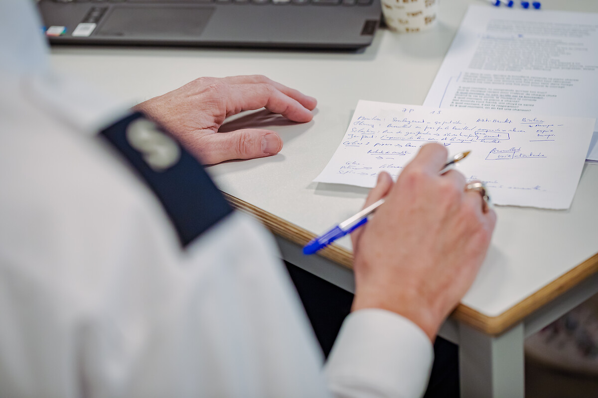 Pendant l'après midi, un atelier spirituel est organisé par un officier. Lecture et analyse de texte, partage d'idée et réfléxion philosophique. Autour de Christian Lebeau qui anime la séance on retrouve M. et Mme Vervloeser, Angelo Patiné, Sophie Delvaux, Céline Kinderman et Jean Paul Cyran.