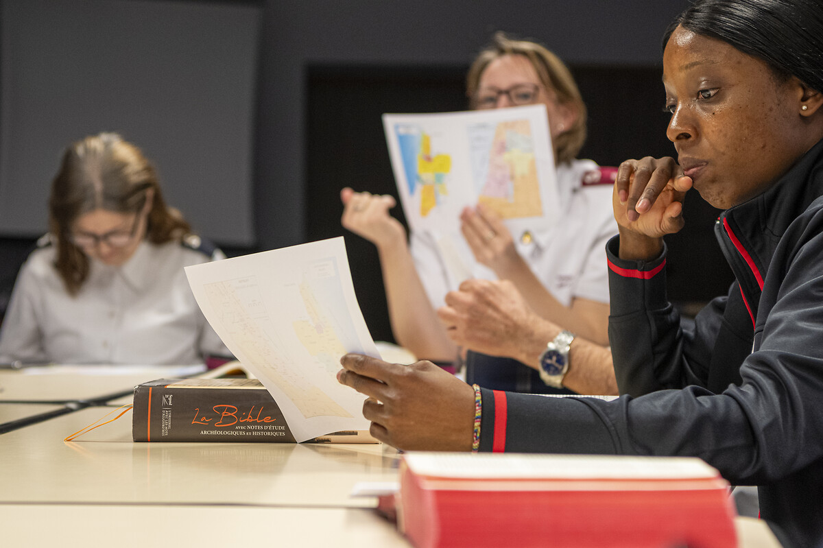 Congrégation Armée du salut - Poste de Nîmes Janvier 2024.• Sandrine Fromentin (Soldate).• Elodie Gratas (Capitaine Officier).• Gloria Luyeye (Cadette en stage)