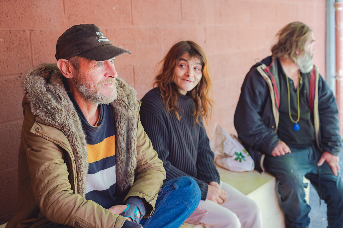Nouvel arrivant Frédéric THELIER fait connaissance avec les autres résidents, Angélique T'SESTIG et Frédéric COLIN.
