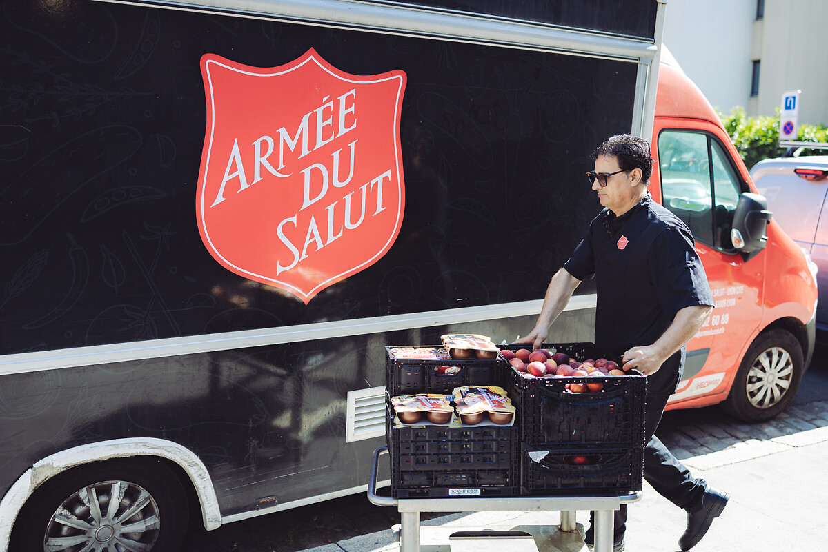 Le chef Ossama Diyab, charge le Foodtruck et se rend Place Djebraïl Bahadourian pour la distribution.
