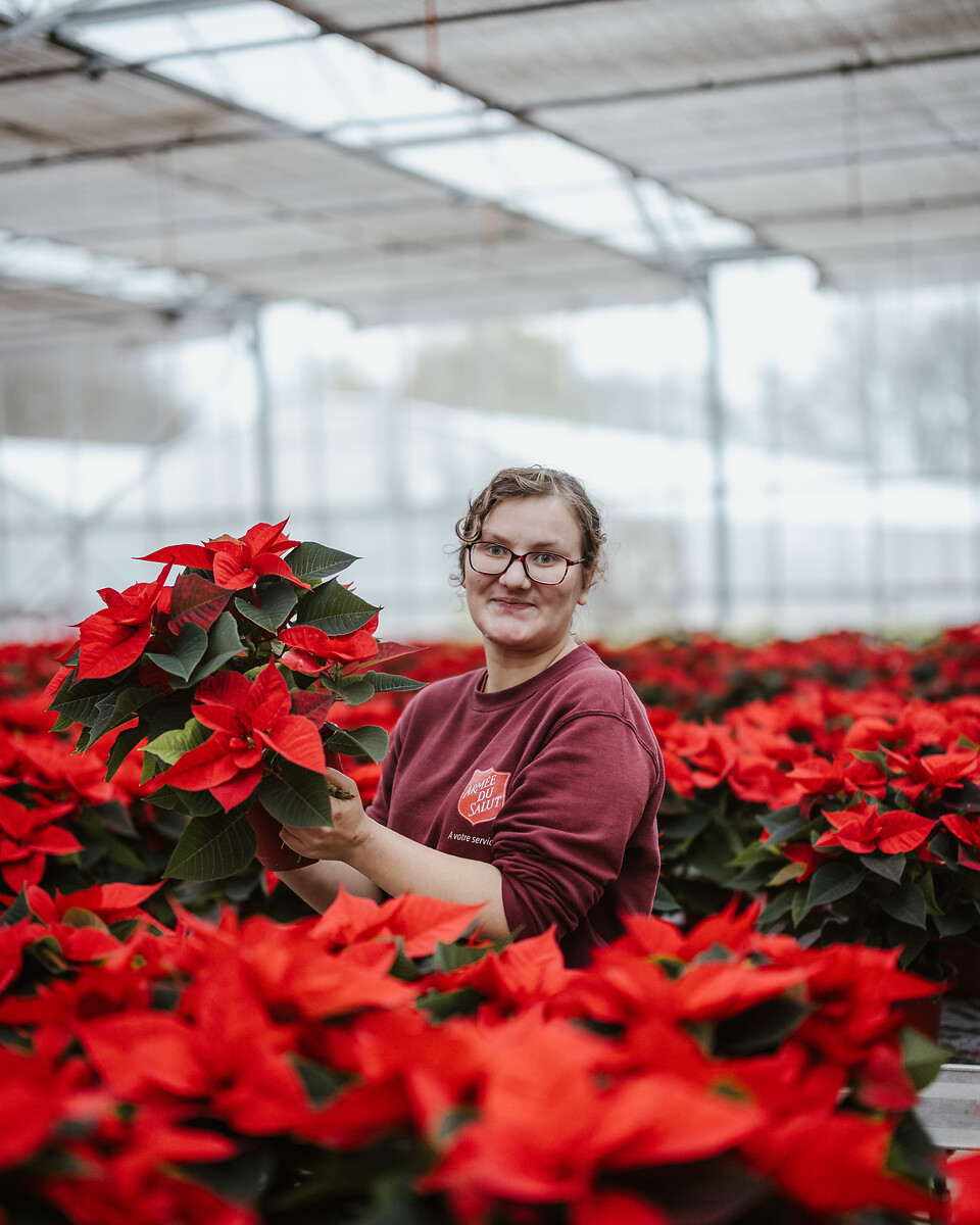 Lucie Ducoux pose pour un portrait dans une serre du domaine du château d'Auvilliers, lundi 25 novembre 2024.