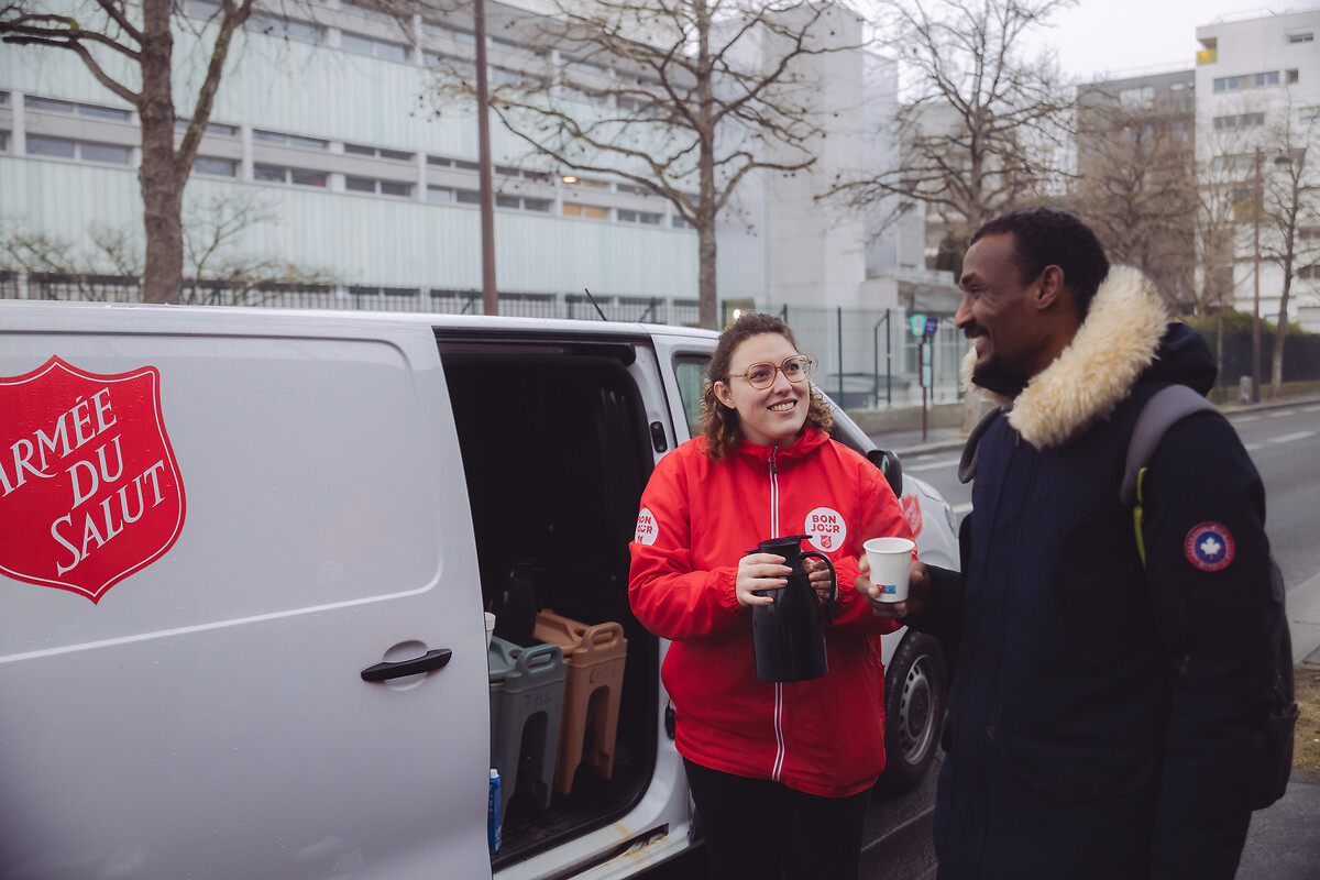 Salut à Paris pendant l'hivers en février 2025. M. Yousouf Mohamed, bénéficiaire reçoit du café par la bénévole Colin