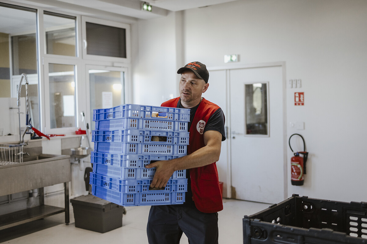 Dimitri Boclaci, salarié de l'Armée du Salut, prépare des colis alimentaires dans les locaux de l'Armée du Salut à Paris