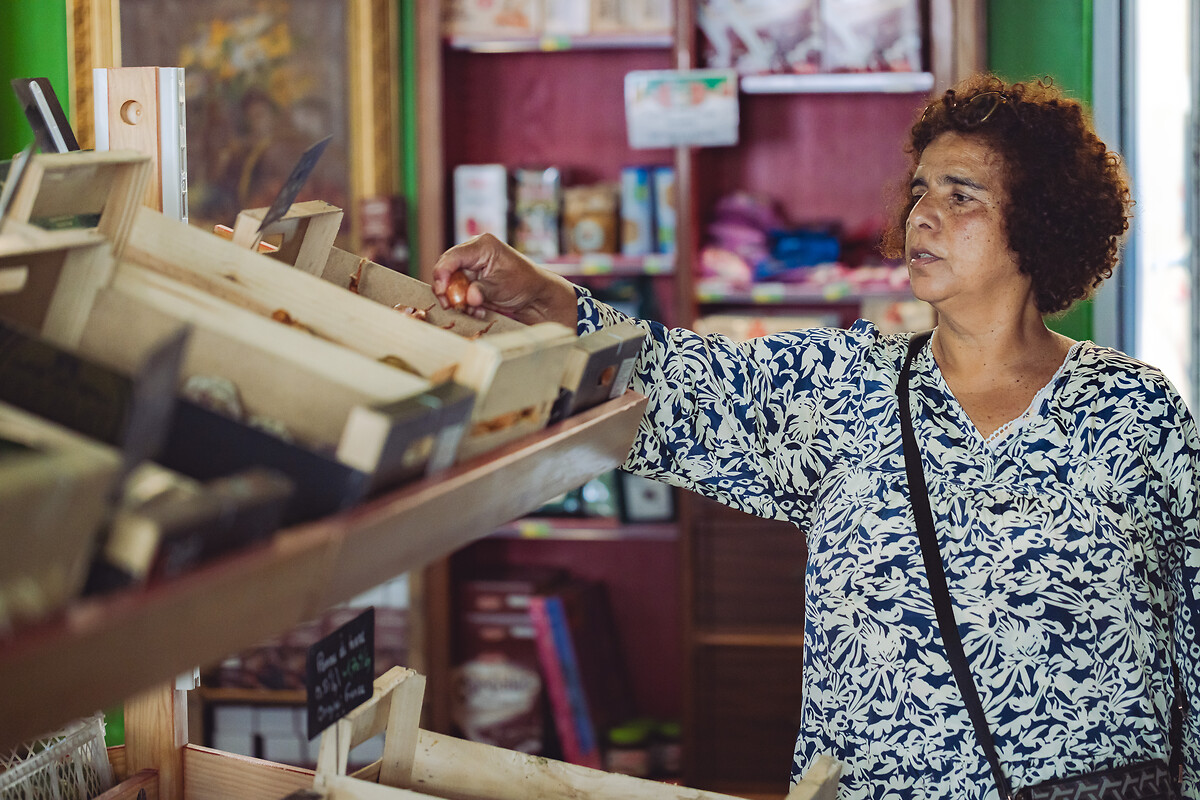 Mme Rokia Berkane se rend à l'épicerie social du Marché des Sages quasiment quotidiennement. Elle fait partie de la centai