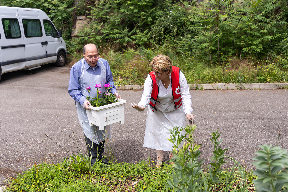 Yasmina et Antonio disposent les plantes rempotéesJuin 2023 - Antonio et Yasmina disposent les plantes rempotées