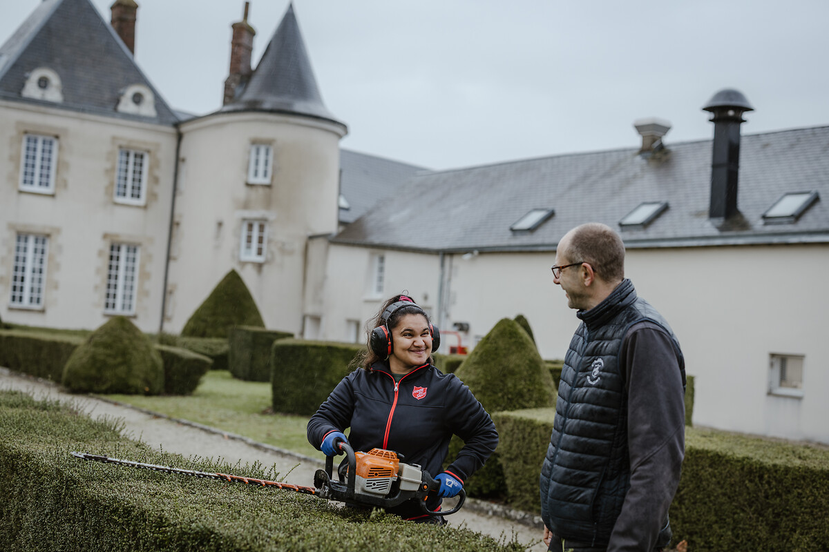 Roumania Jaunet avec son moniteur Nicolas Bonneau, dans le domaine du château d'Auvilliers où Roumiana travaille à l'Esat,