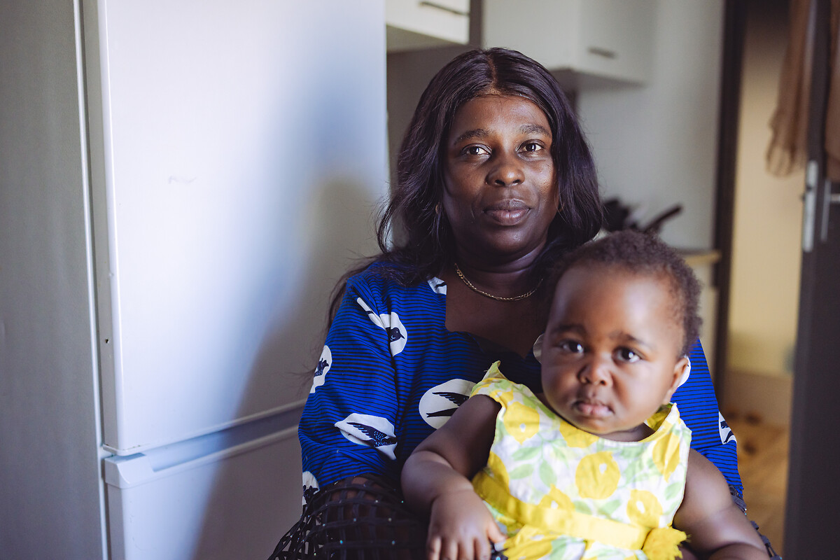 Mme Mariam Twaha-Grace avec sa fille Alia âgée d'1 an. Immigrée congolaise, elle a vécu 3 ans à Mayotte avant d'arriver