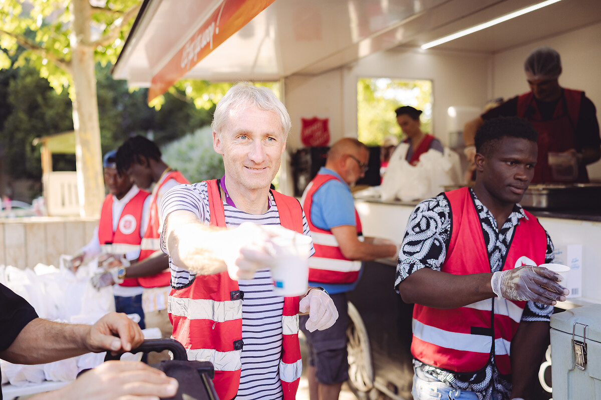 Les bénévoles Amaury Dugas et Ibrahima Rama distribuent des cafés.