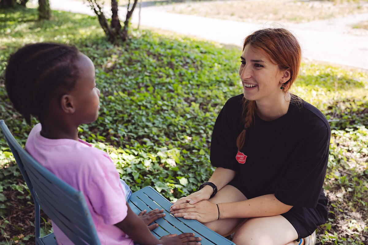 Pauline Wittmar Dufour en échange avec une enfant.