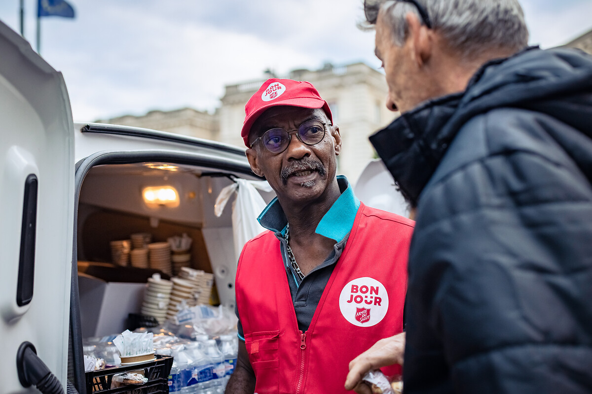 Le coordinateur de la maraude M. François Vainqueur distribue des boissons chaudes.