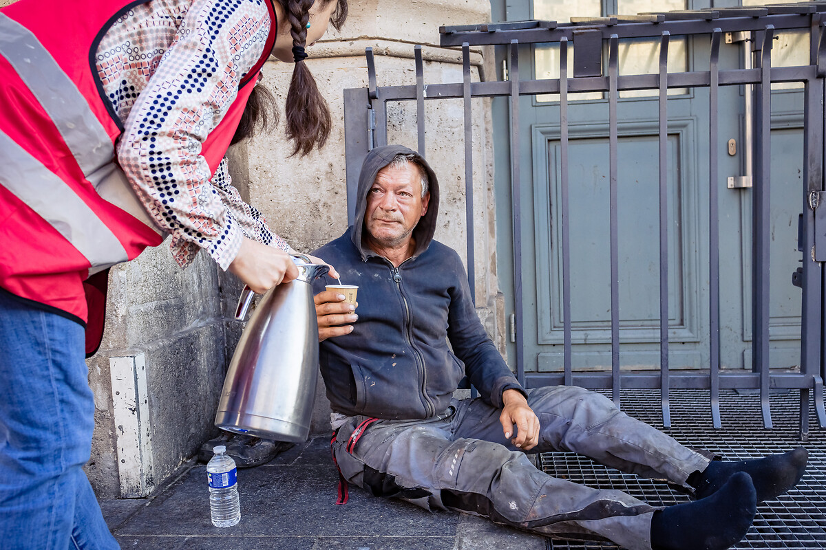 M. André Pron se réveille au passage des bénévoles.