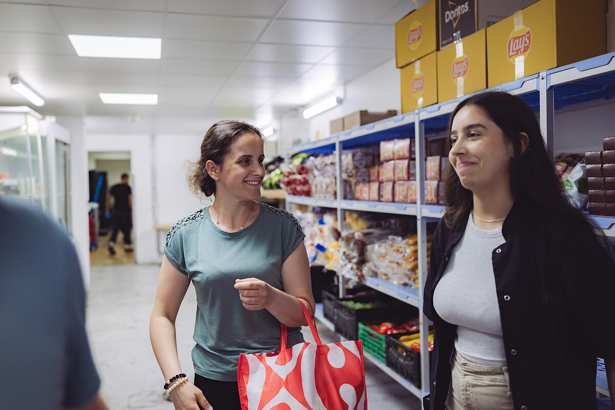 Le couple Demaj se fait offrir des denrées alimentaires par la salariée des Grandes Voisines Marieime Momarco dos Reis Gome